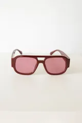 Lentes de sol con marco rectangular color borgoña y lentes rosas con protección UV400.