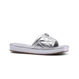 Sandalia plateada con plataforma, tira ancha acolchada con diseño geométrico y logo de la marca.