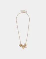 Collar corto dorado con cadena de eslabones y dijes colgantes de perlas, corazón y moño.