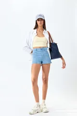 Short de jean de tiro alto, color celeste claro, con bolsillos frontales y traseros, y cierre frontal con botón metálico.