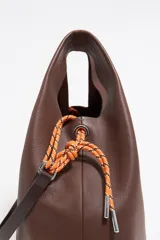 Bolso de mano mediano Bimba y Lola, color marrón, de estructura blanda con asa extraíble y logo metálico.