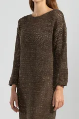 Vestido midi marrón de punto abierto en algodón con lúrex y flecos en el ruedo.