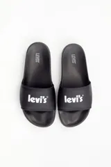 Sandalias Levi's negras con el logo de la marca en blanco en la tira superior.