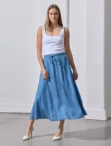 Falda larga de lyocell color celeste, con pretina ancha elastizada con lazo y bolsillos delanteros.