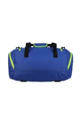 Bolso deportivo tipo duffel bag, color azul con ribetes y cierres en verde lima. Presenta el logo estilizado "Mavs" en el frente en color verde lima y el logo de la NBA.