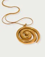 Collar dorado con dije en forma de espiral.