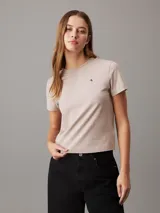 Remera color beige de algodón con logo CK bordado en el pecho.
