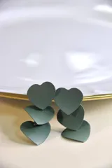 Aros colgantes con tres dijes en forma de corazón color verde musgo.