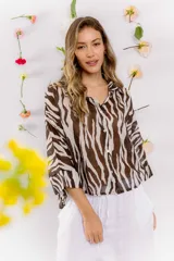 Camisa marrón con estampado de cebra en blanco, de corte holgado y mangas 3/4.