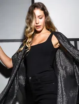 Kimono negro de gasa plisada con detalles de lurex y terminación desflecada.