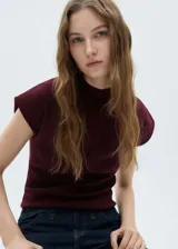 Jersey de punto fino color borgoña, con cuello perkins y mangas cortas. Diseño entallado.