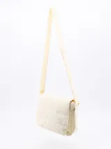 Bandolera acolchada color beige con correa larga regulable.