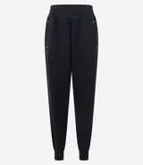 Pantalón deportivo tipo jogger confeccionado en microfibra pesada compuesta por viscosa certificada. Cuenta con cintura elástica y bolsillos laterales.