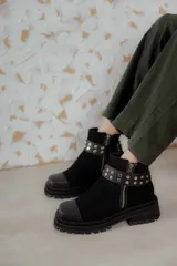 Bota de punta cuadrada color marrón, con hebilla desmontable y cierre lateral.