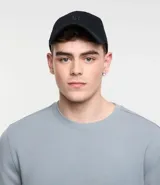 Gorra negra de sarga con ala curva y bordado frontal con las iniciales NY.