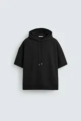 Sudadera negra de algodón con capucha ajustable y mangas cortas.