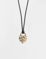 Gargantilla con cordón negro y dije de corazón dorado cubierto de strass multicolor.