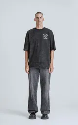 Remera negra con efecto nevado, corte oversize y estampa sublimada en la espalda con la carta del tarot 'El Diablo'.