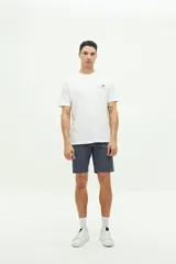 Bermuda de gabardina azul marino con logo bordado, bolsillos laterales y traseros, cierre con cremallera y botón, y presillas para cinturón.