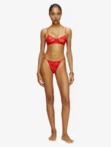 Sujetador de encaje rojo con tirantes finos ajustables y copas triangulares.