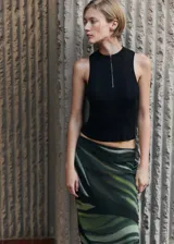 Falda larga de tiro bajo con estampado abstracto en tonos verdes y negros.
