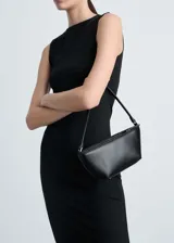 Cartera baguette negra de cuero sintético con cierre superior y asa corta.