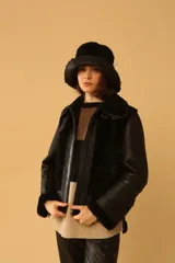 Campera de cuero color negro con interior de piel sintética color beige.