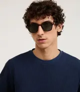 Remera masculina de manga corta, cuello redondo y textura acanalada, color beige claro.