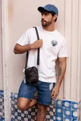 Bermuda de jean azul oscuro, corte a la rodilla, con roturas y desgastes en la parte delantera.