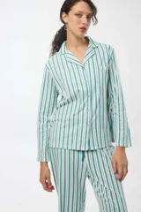 Pantalón de pijama largo con cintura elastizada y cordón de ajuste. Diseño a rayas verticales blancas y verde agua.