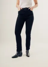 Pantalón de jean negro de corte recto, tiro alto y cinco bolsillos.