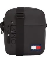 Bandolera negra de poliuretano con correa ajustable, cierre de cremallera, bolsillo exterior con cremallera, logo tonal de Tommy Jeans y parche engomado de Tommy en la parte delantera.