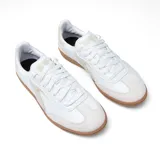 Championes Skechers Hotshot Kickoff blancos con detalles en beige y suela marrón.