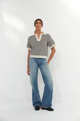 Remera tejida a crochet con cuello polo, de manga corta y diseño a rayas horizontales en crudo y azul marino.