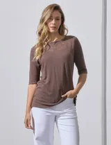 Remera azul con mangas 3/4 y detalle bordado en el escote.