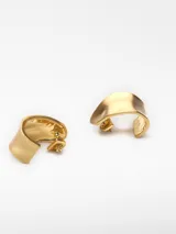 Par de aros metálicos plateados con diseño irregular y cierre de broche.