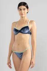 Conjunto de bikini azul con textura de terciopelo a rayas finas, con corpiño con aro y bombacha con corte en V y reguladores ajustables en la cintura.