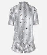 Conjunto de pijama americano corto confeccionado en viscosa certificada. Incluye camisa de manga corta con cuello solapa, bolsillo en el pecho y abotonado delantero; y short con cintura elástica. Estampado de cuadros vichy con perritos y detalles de vieses contrastantes.