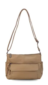 Bandolera de cuero sintético color marrón, con dos bolsillos frontales, uno con tapa y cierre. Interior espacioso con bolsillos.