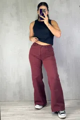 Pantalón de jean color bordó, corte wide leg con costuras a la vista en las rodillas.