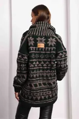 Saco de lana con capucha, base topo y detalles en verde.