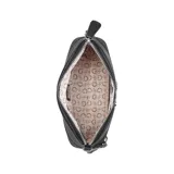 Bandolera negra de cuero sintético con logo Guess plateado en el frente, cierre superior con cremallera, correa de cadena y correa ajustable del mismo material.
