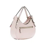 Cartera Guess modelo Lefia, de tamaño pequeño, color rosa con detalles dorados. Tiene asa corta superior y correa larga ajustable y desmontable.