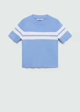 Buzo de manga corta de tejido de punto fino color celeste con rayas horizontales blancas, cuello redondo y diseño recto.