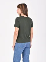 Remera color tostado de corte clásico y mangas cortas.