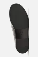 Mocasín de vestir color marrón oscuro con estampado de cocodrilo, horma redonda y suela con ligero tacón.