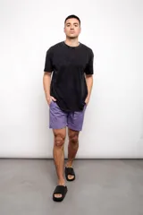 Remera de manga corta color beige, corte oversize y con lavado gastado.