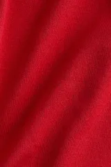 Remera de punto fino color rojo, de corte entallado, con cuello redondo y mangas cortas.