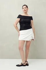Short pollera blanco de algodón con cruce delantero y lazo ajustable.