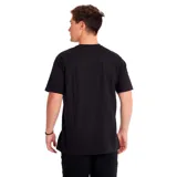 Remera negra de manga corta con logo CAT estampado en el pecho.